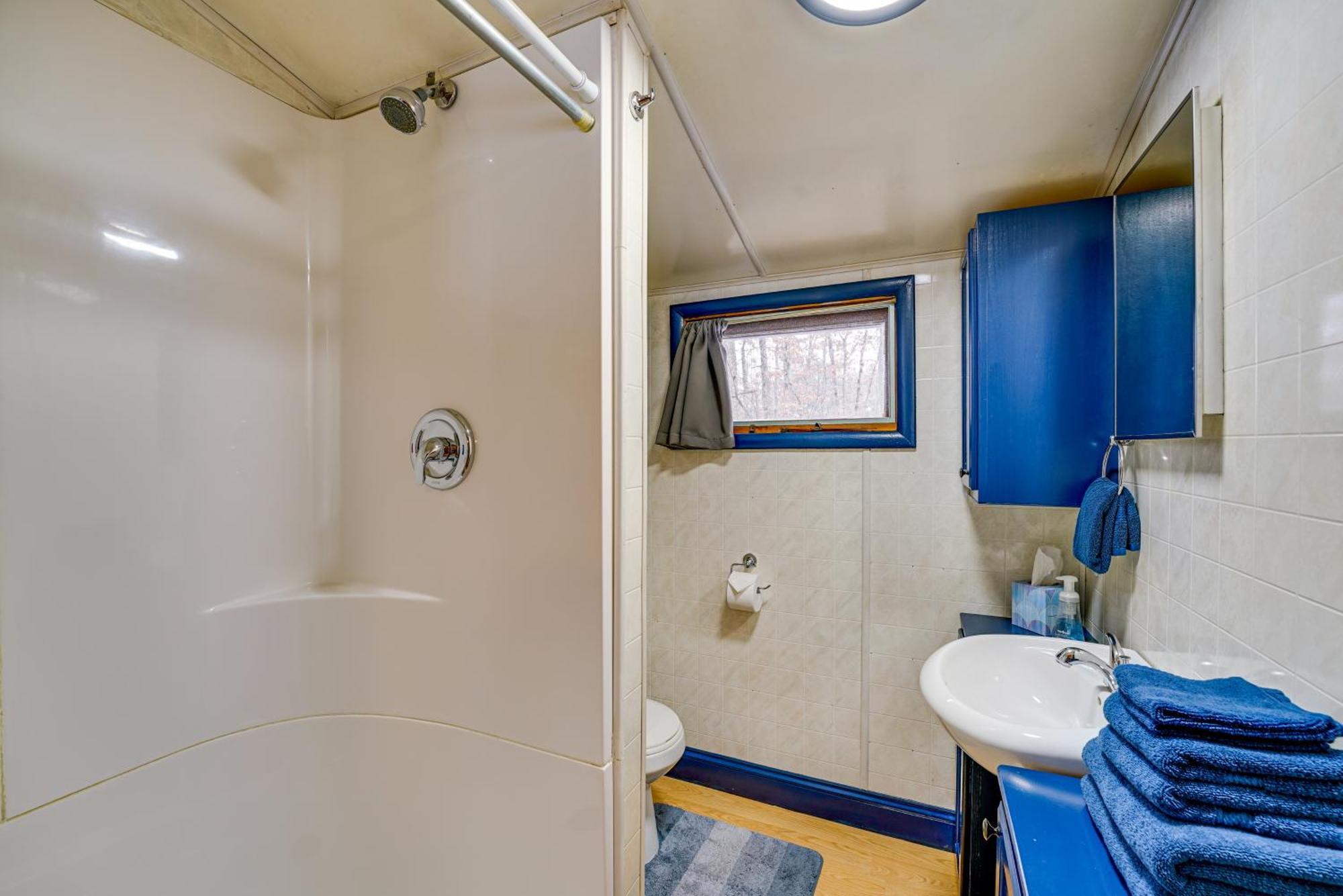 Pet-Friendly Irons Cottage About 4 Mi To Sand Lake! Exteriér fotografie
