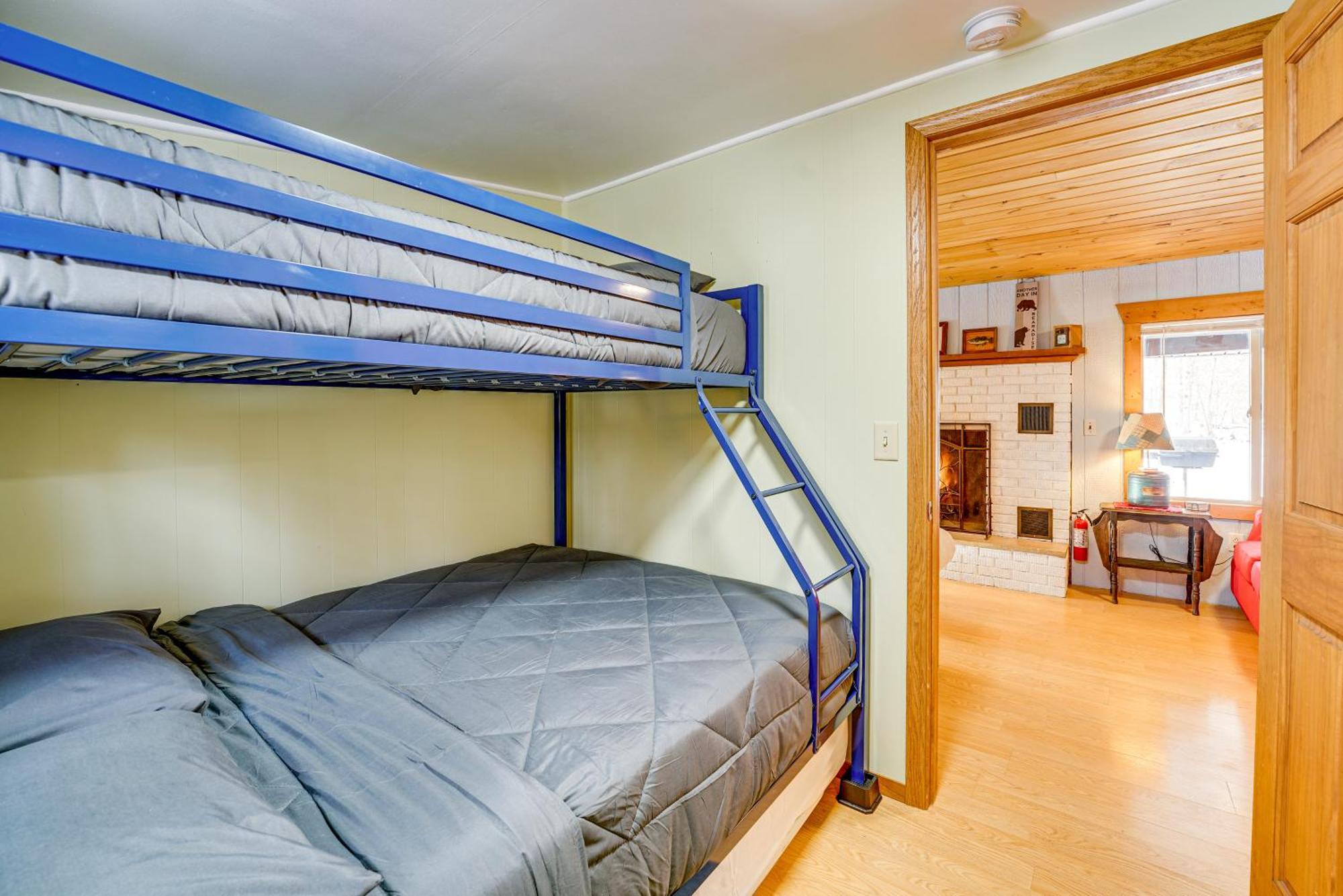 Pet-Friendly Irons Cottage About 4 Mi To Sand Lake! Exteriér fotografie