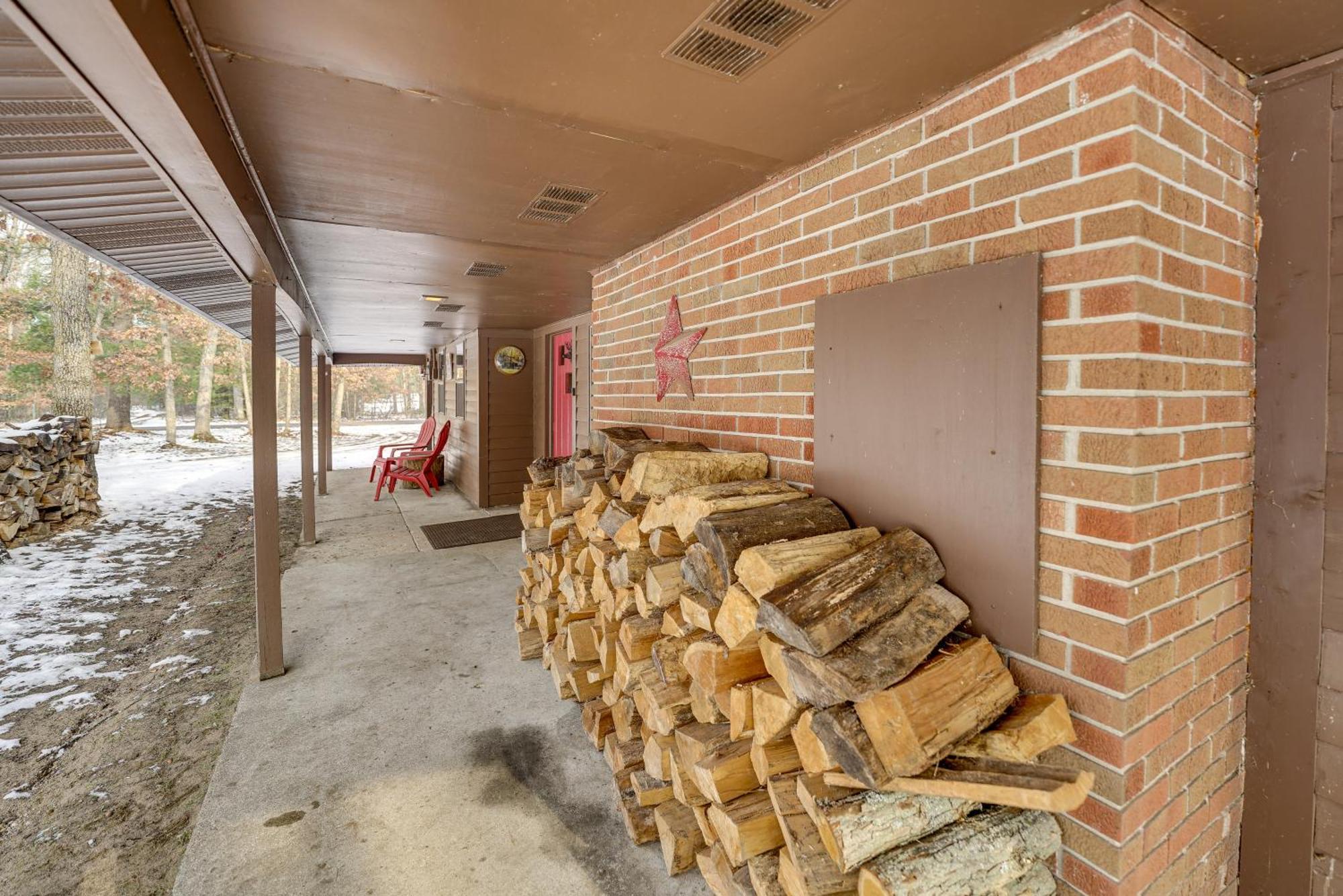 Pet-Friendly Irons Cottage About 4 Mi To Sand Lake! Exteriér fotografie