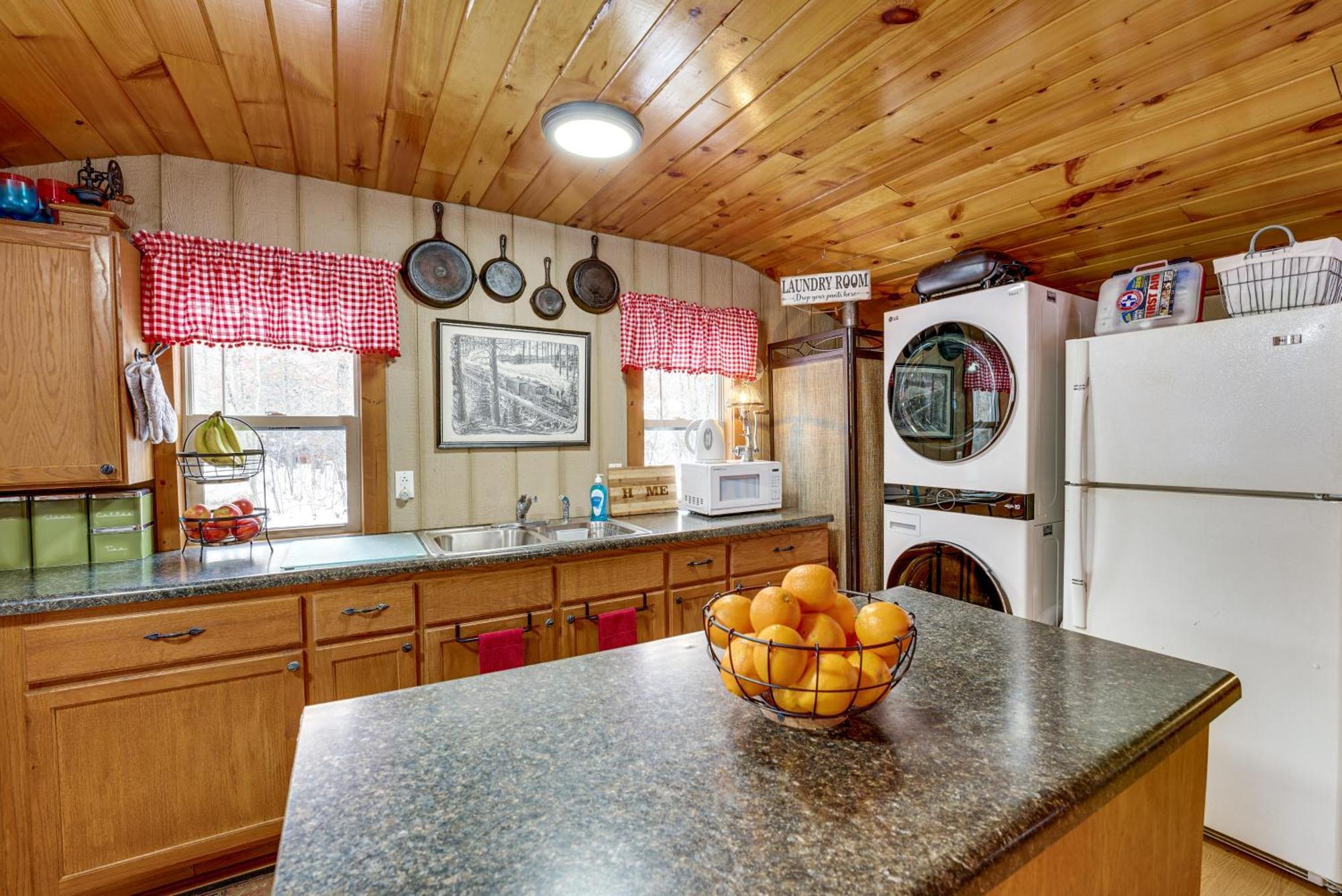 Pet-Friendly Irons Cottage About 4 Mi To Sand Lake! Exteriér fotografie