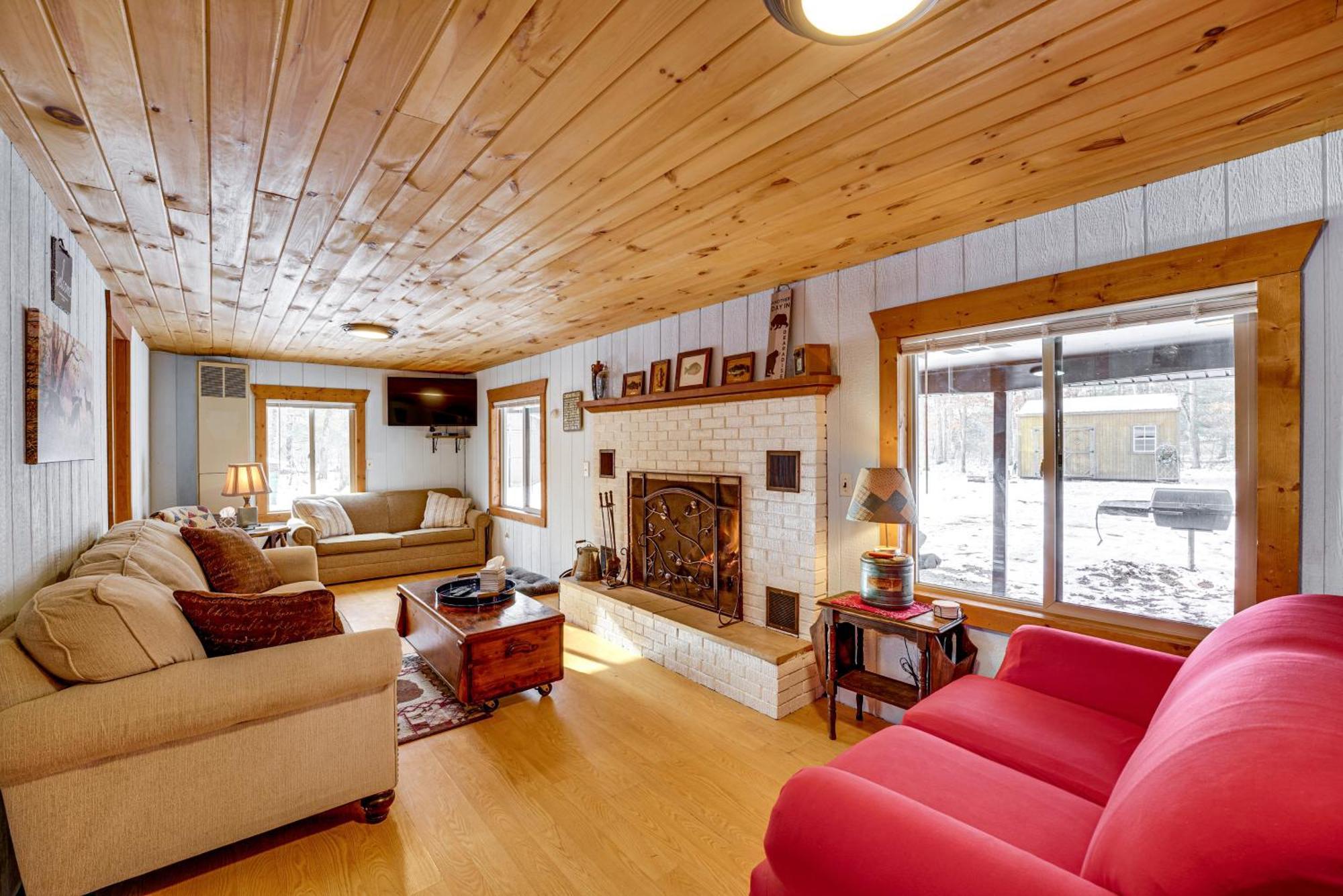Pet-Friendly Irons Cottage About 4 Mi To Sand Lake! Exteriér fotografie