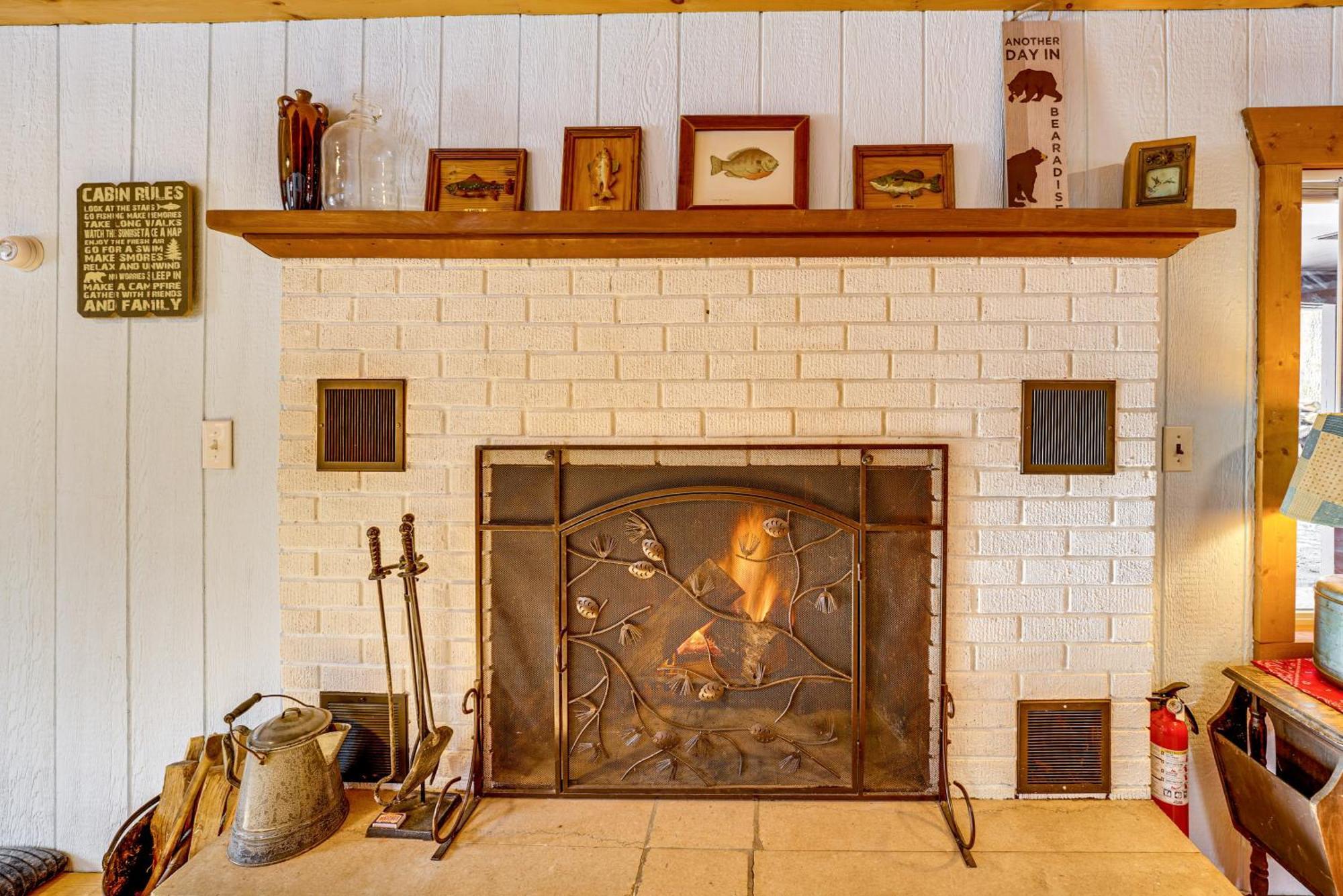 Pet-Friendly Irons Cottage About 4 Mi To Sand Lake! Exteriér fotografie