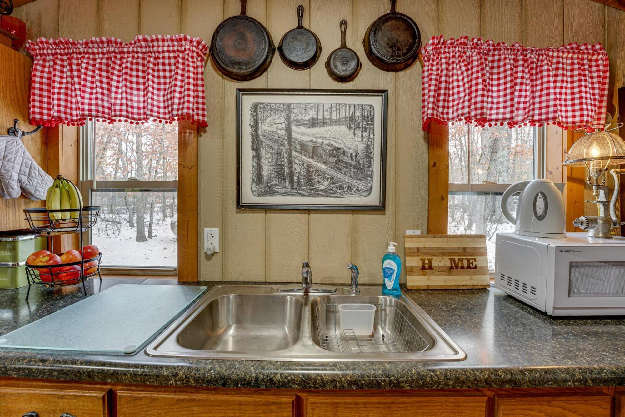 Pet-Friendly Irons Cottage About 4 Mi To Sand Lake! Exteriér fotografie