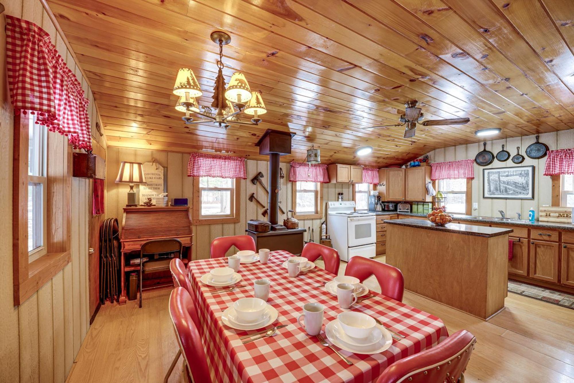 Pet-Friendly Irons Cottage About 4 Mi To Sand Lake! Exteriér fotografie