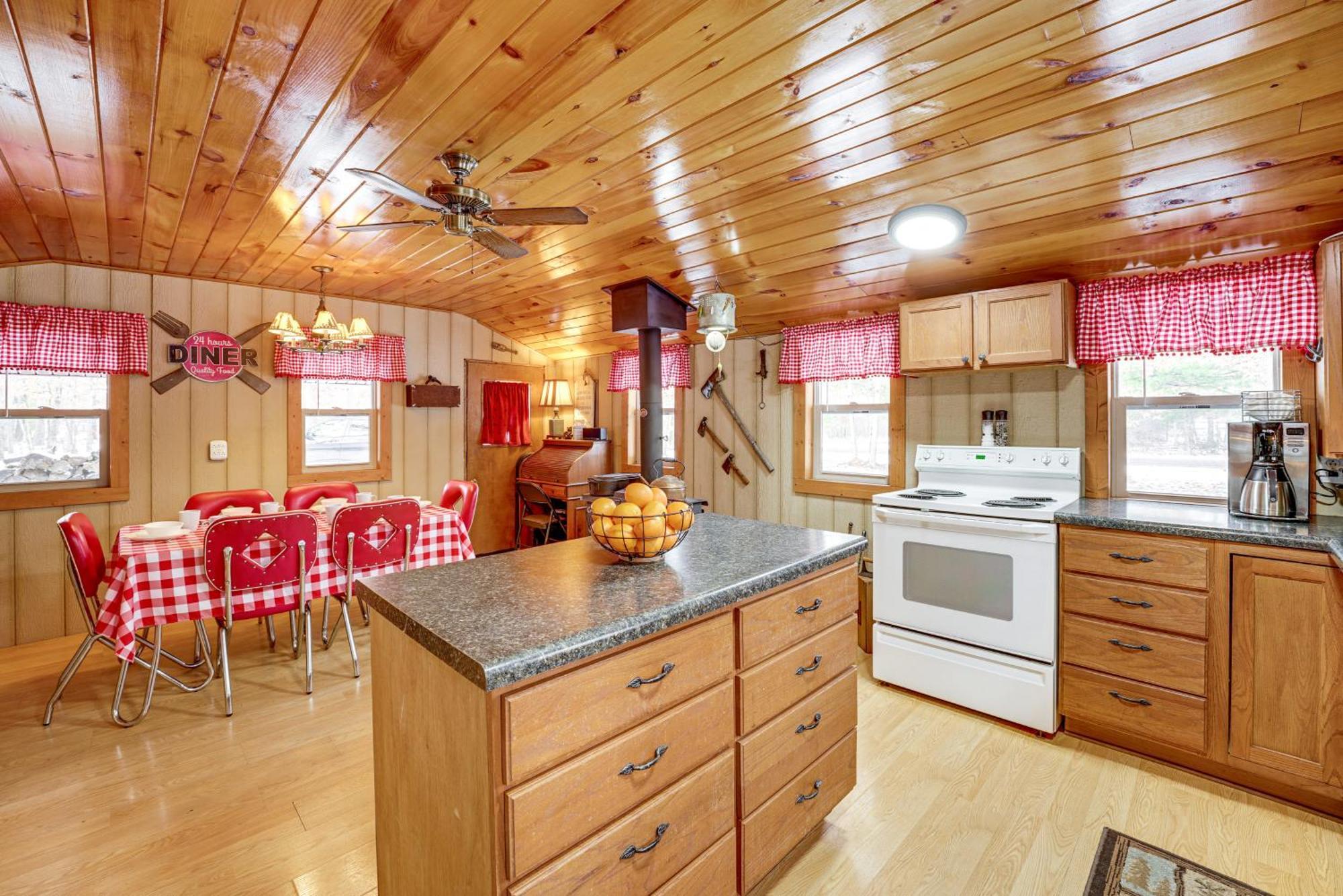 Pet-Friendly Irons Cottage About 4 Mi To Sand Lake! Exteriér fotografie